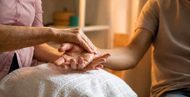 Learn to give comforting touch to support a loved one experiencing cancer